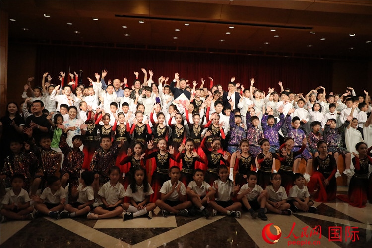 中美青少年藝術(shù)交流匯演活動(dòng)結(jié)束后，嘉賓們與學(xué)生們合影。人民網(wǎng)記者 李志偉攝