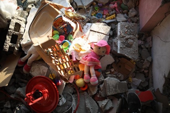 這是7月18日在加沙地帶中部努賽賴特難民營(yíng)拍攝的遭到以軍襲擊的建筑廢墟。新華社發(fā)（馬爾萬(wàn)·達(dá)烏德攝）