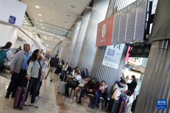 7月19日，在墨西哥首都墨西哥城的貝尼托·華雷斯國際機(jī)場(chǎng)，許多航班被延誤或取消，大量旅客在機(jī)場(chǎng)等待。新華社發(fā)（弗朗西斯科·卡涅多攝）