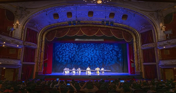 2024匈牙利青少年國(guó)際音樂(lè)會(huì)節(jié)目《戰(zhàn)臺(tái)風(fēng)》表演舞臺(tái)現(xiàn)場(chǎng)。兒促會(huì)藝教委供圖