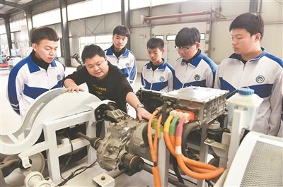 河北省威縣職業(yè)技術(shù)教育中心老師正在為學(xué)生講解電動汽車數(shù)字技術(shù)。新華社記者 朱旭東攝