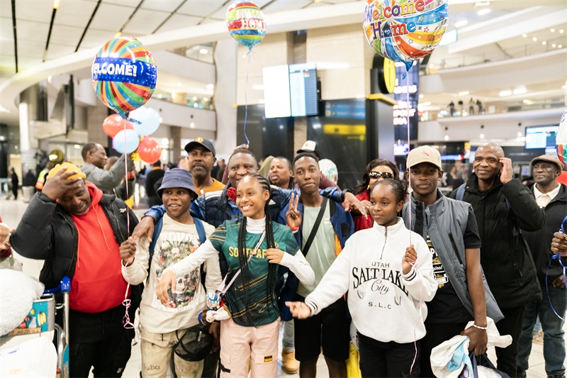 家長(zhǎng)們熱情歡迎從中國(guó)歸來(lái)的學(xué)生。希拉茲·莫林?jǐn)z