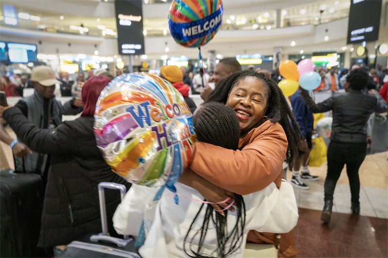 學(xué)生與家長(zhǎng)相擁歡慶。希拉茲·莫林?jǐn)z