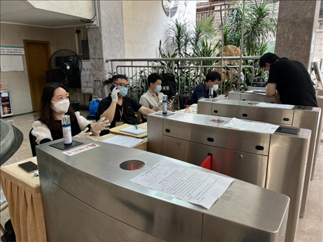 廣州市越秀區(qū)教育局現(xiàn)場審核返區(qū)生辦理材料，采用“提前網(wǎng)上預約、現(xiàn)場分批辦理”的方式進行。廣州市越秀區(qū)教育局供圖