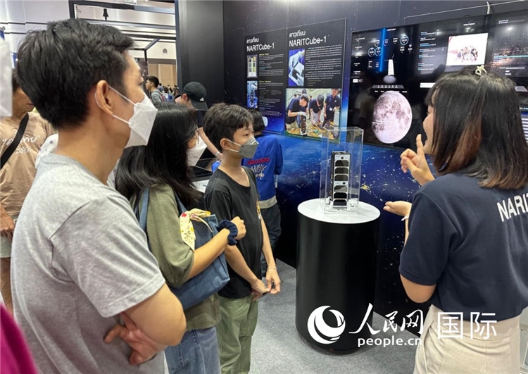 泰國(guó)國(guó)家天文研究所工作人員向觀眾科普天文知識(shí)。人民網(wǎng)記者 簡(jiǎn)承淵攝