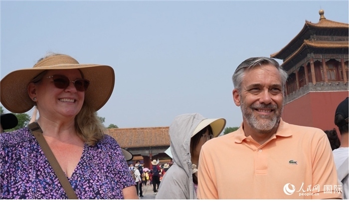 圖為來自美國拉斯維加斯的游客格雷琴·拉森 （Gretchen Larsen）（左）和她的丈夫埃里克·拉森（Eric Larsen）（右）。人民網(wǎng)記者 吳超嵐攝