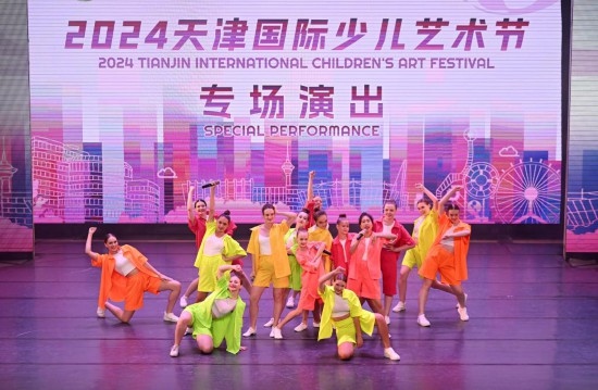 7月22日，來自俄羅斯的舞蹈團演員在藝術節(jié)上展演。新華社記者 趙子碩 攝