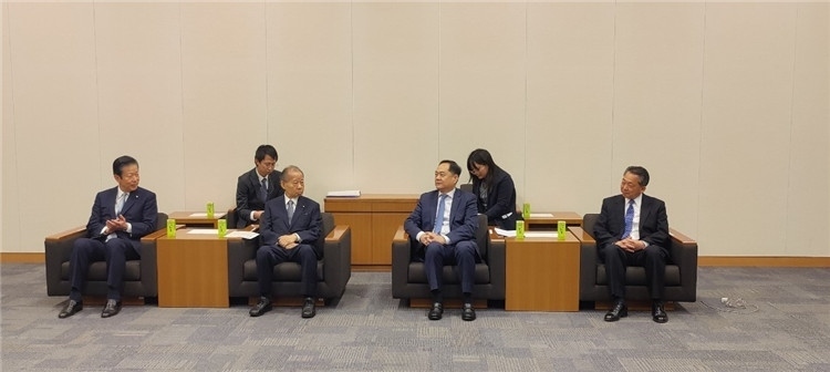 4月11日，楊萬明會長在東京會見日中友好議員聯盟會長二階俊博（左二）。中國人民對外友好協(xié)會供圖