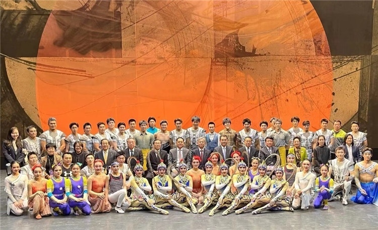 4月12日，中國人民對外友好協(xié)會會長楊萬明、駐日大使吳江浩及來自36國70位駐日使節(jié)代表等現場觀看中國雜技團東京公演。中國人民對外友好協(xié)會供圖