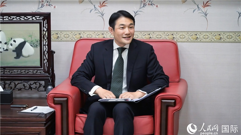 使館發(fā)言人畢海波公參介紹黨的二十屆三中全會(huì)情況并回答記者提問。人民網(wǎng) 郭錦標(biāo)攝