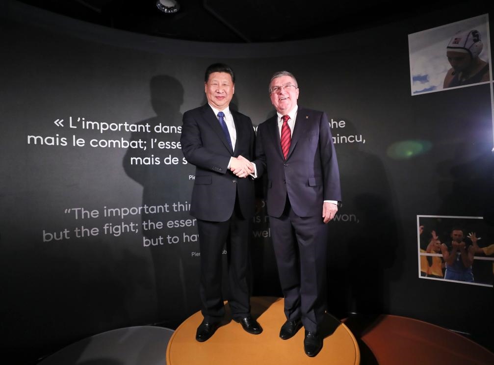 2017年1月18日，國(guó)家主席習(xí)近平在瑞士洛桑國(guó)際奧林匹克博物館會(huì)見(jiàn)國(guó)際奧林匹克委員會(huì)主席巴赫。這是習(xí)近平和巴赫在奧運(yùn)冠軍領(lǐng)獎(jiǎng)臺(tái)上合影。新華社記者 蘭紅光 攝