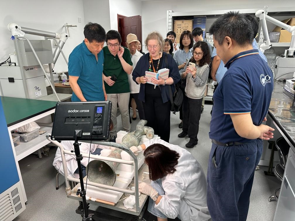 2024年5月28日，英國(guó)考古學(xué)家、牛津大學(xué)教授杰西卡·羅森在文物保護(hù)修復(fù)實(shí)驗(yàn)室觀摩文物。新華社發(fā)（四川省文物考古研究院供圖）