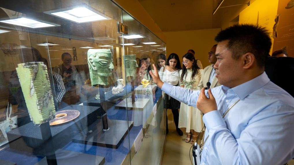 2024年6月14日，冉宏林在埃及開羅舉辦的“三星堆·金沙”主題數(shù)字展上向埃及公眾介紹三星堆文化。新華社發(fā)（四川省文物考古研究院供圖）