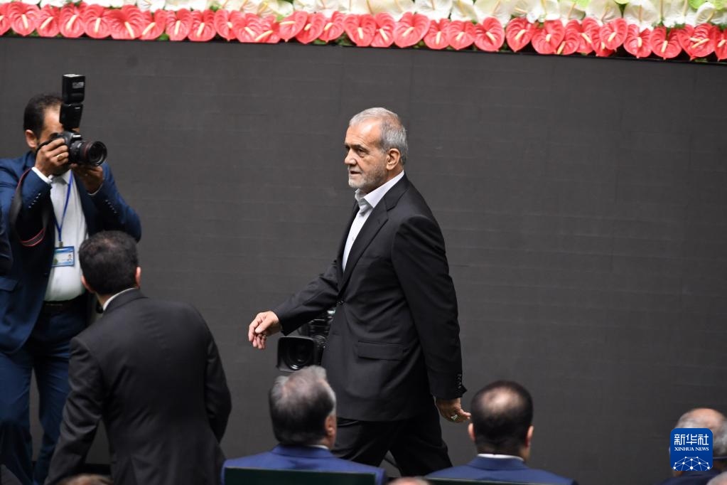 7月30日，在伊朗德黑蘭的伊朗議會，佩澤希齊揚（中）抵達(dá)總統(tǒng)就職典禮現(xiàn)場。新華社記者 沙達(dá)提 攝