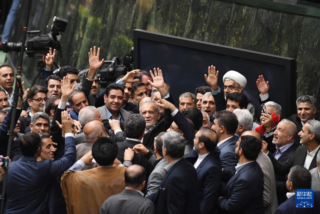 7月30日，在伊朗德黑蘭的伊朗議會，佩澤希齊揚（中）離開總統(tǒng)就職典禮現(xiàn)場時揮手致意。新華社記者 沙達(dá)提 攝
