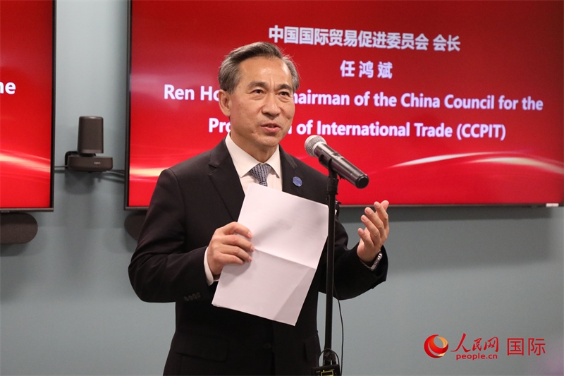 2、中國(guó)貿(mào)促會(huì)會(huì)長(zhǎng)任鴻斌出席活動(dòng)并致辭。 人民網(wǎng)記者 李志偉攝