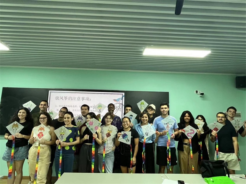 在中國和巴西共迎兩國建交50周年之際，巴西圣保羅州立大學(xué)孔子學(xué)院今年7月成功組織多批、近40名巴西青少年來華進(jìn)行短期訪問交流，圖為訪問團(tuán)成員參加文化體驗(yàn)活動。 巴西圣保羅州立大學(xué)孔子學(xué)院供圖