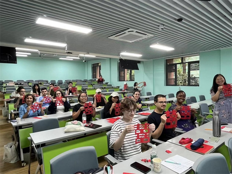 在中國和巴西共迎兩國建交50周年之際，巴西圣保羅州立大學(xué)孔子學(xué)院今年7月成功組織多批、近40名巴西青少年來華進(jìn)行短期訪問交流，圖為訪問團(tuán)成員參加文化體驗(yàn)活動。 巴西圣保羅州立大學(xué)孔子學(xué)院供圖