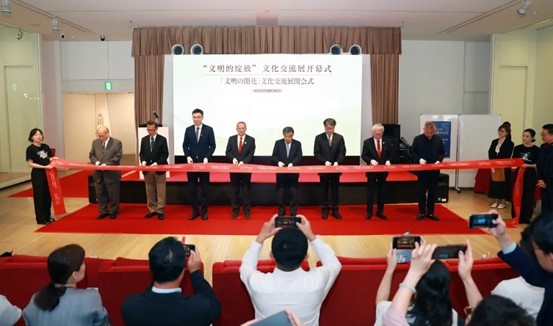 中外嘉賓共同為“文明的綻放”文化交流展開幕式剪彩。中國外文局國際傳播發(fā)展中心供圖