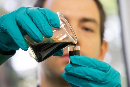 2022年5月24日，在匈牙利薩茲豪隆包陶多瑙河煉油廠，一名工人對通過阿德里亞輸油管道運(yùn)達(dá)的原油樣品進(jìn)行質(zhì)量分析。新華社發(fā)（弗爾季·奧蒂洛攝）