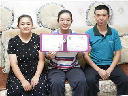 楊雨和父母。清華大學(xué)供圖