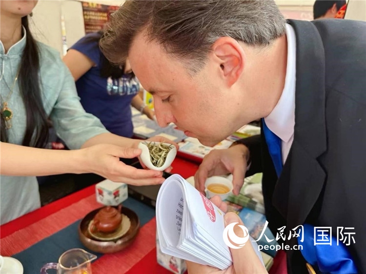 德國(guó)市民品鑒中國(guó)茶。人民網(wǎng)記者 劉赫攝