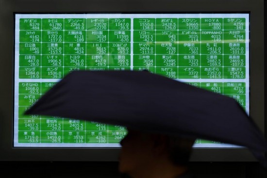 8月2日，在日本東京，行人經(jīng)過一處股指信息電子顯示屏。新華社記者張笑宇攝