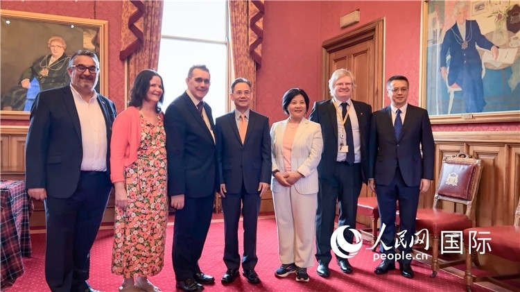 圖為阿伯丁市政廳會見現(xiàn)場。人民網(wǎng) 郭錦標攝