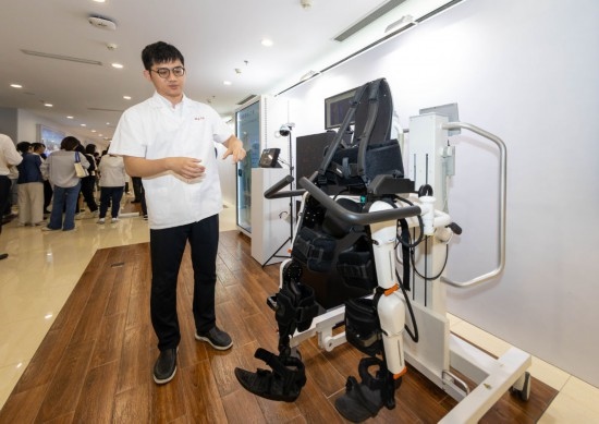 2024年5月24日，在位于上海市嘉定區(qū)的上海交通大學(xué)醫(yī)學(xué)院附屬瑞金醫(yī)院腫瘤質(zhì)子中心，工作人員介紹由瑞金醫(yī)院醫(yī)生和醫(yī)療公司共同研發(fā)的用于恢復(fù)患者下肢的醫(yī)療機(jī)器人。新華社記者 王翔 攝