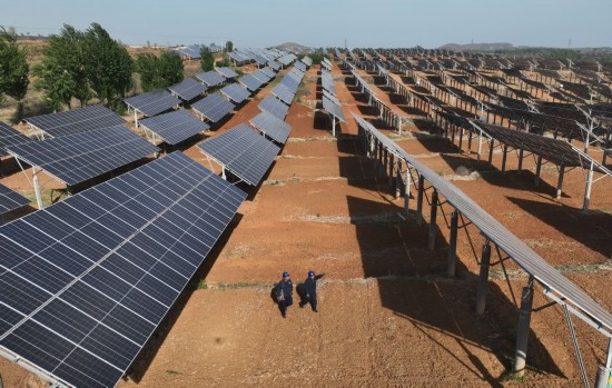 2024年4月16日，工人在河北省石家莊市靈壽縣譚莊鄉(xiāng)程家莊村的“農(nóng)光互補(bǔ)”光伏發(fā)電場巡查（無人機(jī)照片）。新華社記者 楊世堯 攝