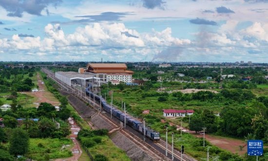 8月5日，由老撾籍火車司機(jī)獨(dú)立駕駛的滿載貨物的列車駛出萬象站，向中國昆明進(jìn)發(fā)（無人機(jī)照片）。新華社發(fā)（楊永全 攝）