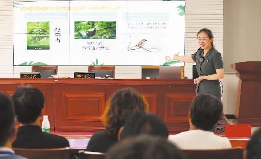 圖②：法官給旁聽群眾講解破壞生態(tài)環(huán)境的危害和法律后果。