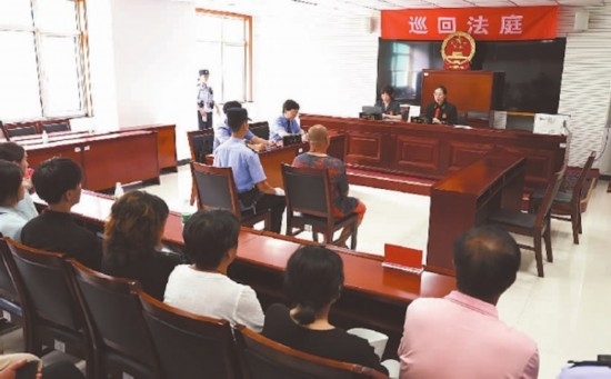 圖①：庭審現(xiàn)場。