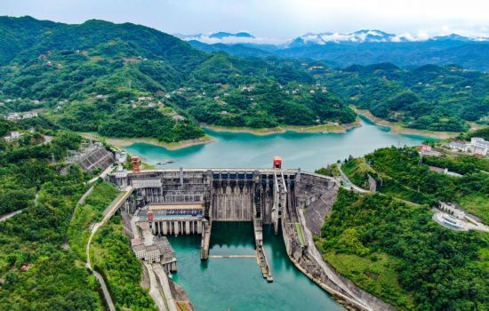 這是陜西安康水電站大壩（2024年6月21日攝，無人機(jī)照片）。新華社記者 蔡湘鑫 攝