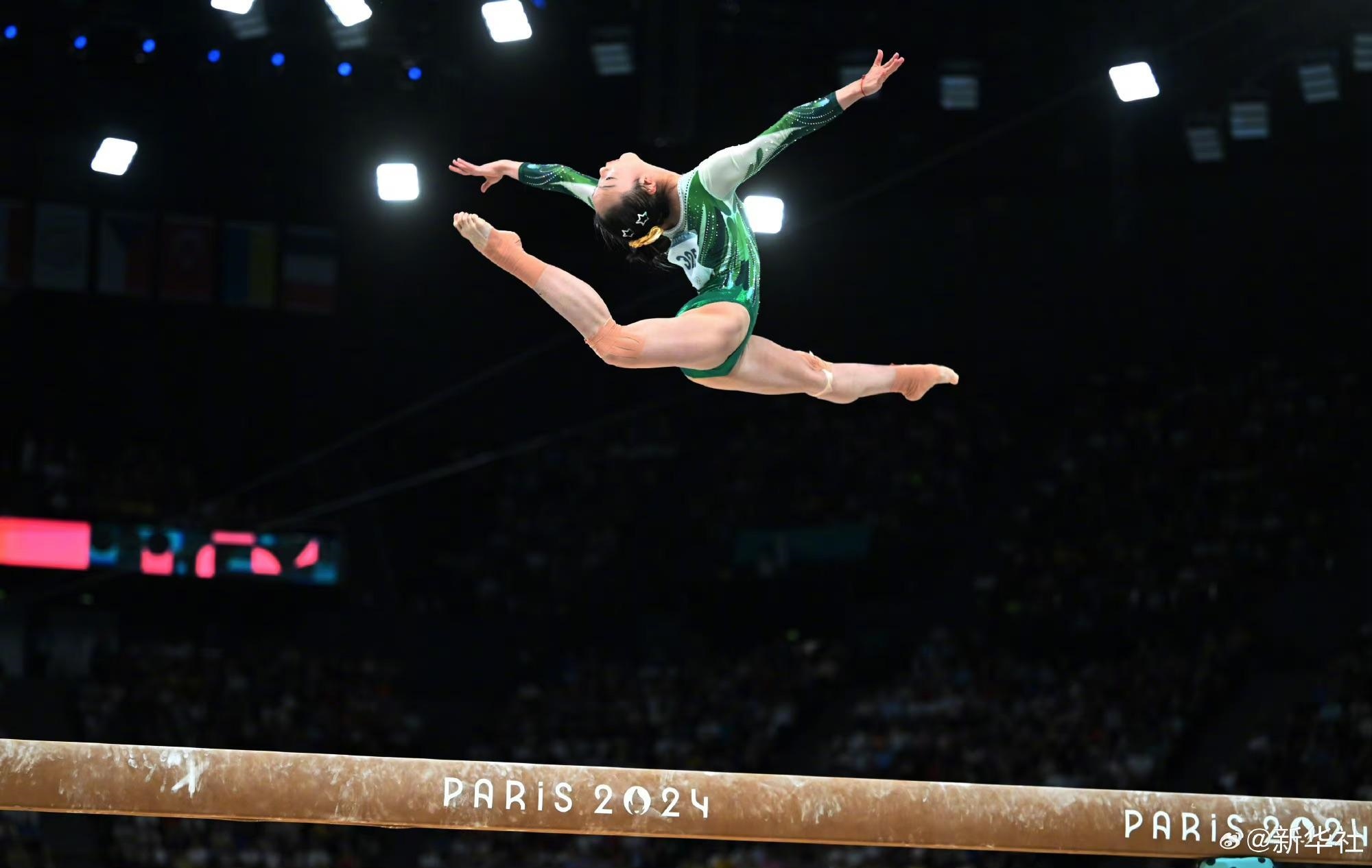 巴黎奧運(yùn)會體操女子平衡木比賽中，中國選手周雅琴的靚麗身姿