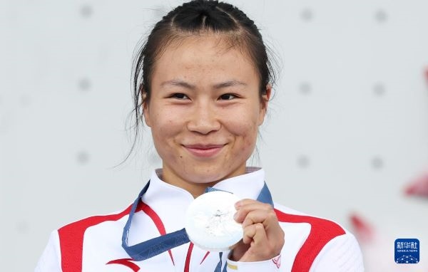 北京時間8月7日，在巴黎奧運會攀巖女子速度賽比賽中，中國選手鄧麗娟獲得銀牌。圖為亞軍中國選手鄧麗娟在頒獎儀式上。新華社記者 高靜 攝