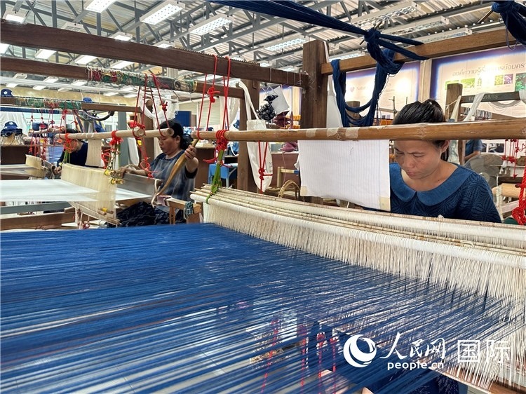 當(dāng)?shù)氐逅{(lán)染色織造手工作坊。人民網(wǎng)記者 簡承淵攝