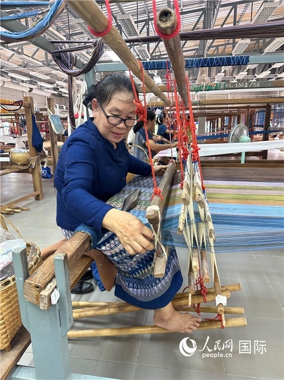 傳統(tǒng)手工織布。人民網(wǎng)記者 簡承淵攝