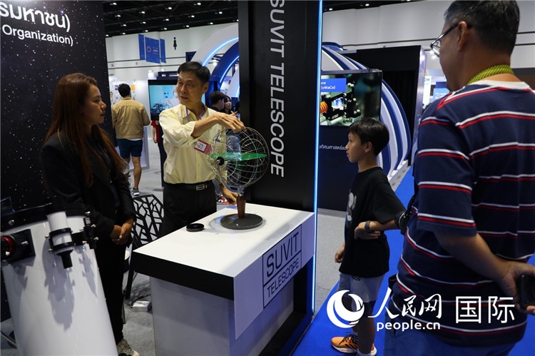 專家向觀眾講述航天知識。人民網(wǎng)記者簡承淵攝。