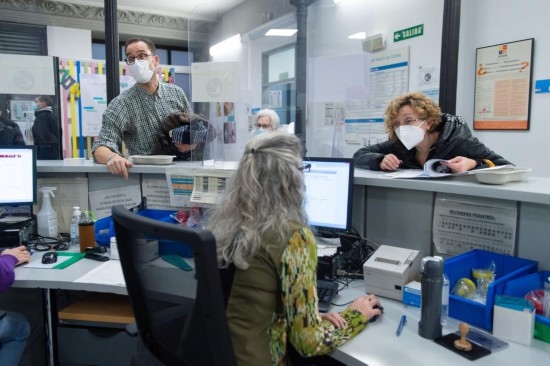 1月15日，人們?cè)谖靼嘌礼R德里一家診所內(nèi)就診。新華社發(fā)（古斯塔沃·巴連特?cái)z）