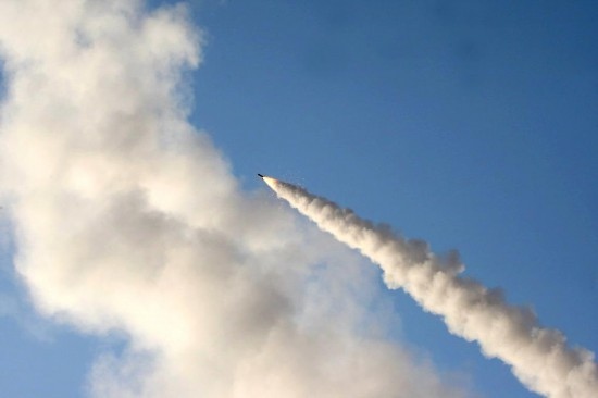 這張2011年6月28日在伊朗中部城市庫姆附近拍攝的照片顯示，一枚導(dǎo)彈在“偉大先知６”軍事演習(xí)中發(fā)射升空。新華社發(fā)