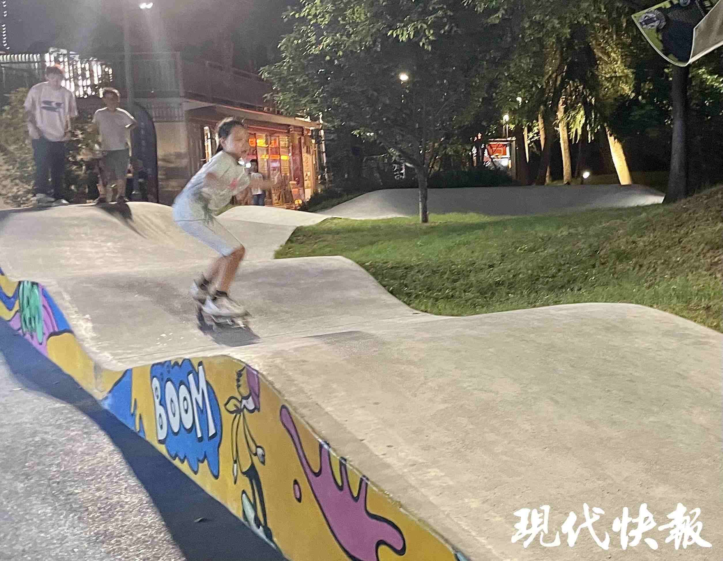 南京西城·夜未央的滑板場地上，一群青少年正在玩滑板