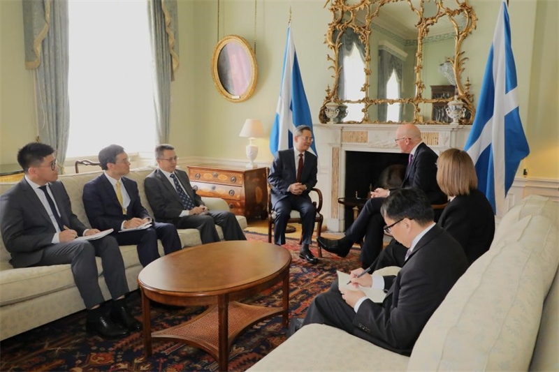 中國駐英國大使鄭澤光在愛丁堡會見蘇格蘭首席部長斯溫尼。中國駐英國使館供圖