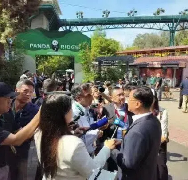 謝鋒大使現(xiàn)場(chǎng)接受記者采訪。中國(guó)駐美大使館供圖