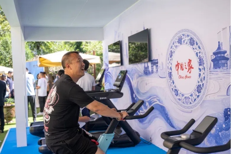 參觀者在智慧體育公園體驗(yàn)動(dòng)感單車。巴黎