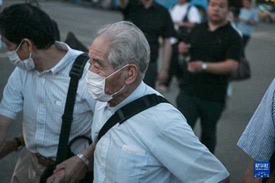 8月12日晚，侵華日軍第七三一部隊（簡稱“731部隊”）“少年隊”原隊員清水英男，乘機抵達哈爾濱。新華社記者 王松 攝