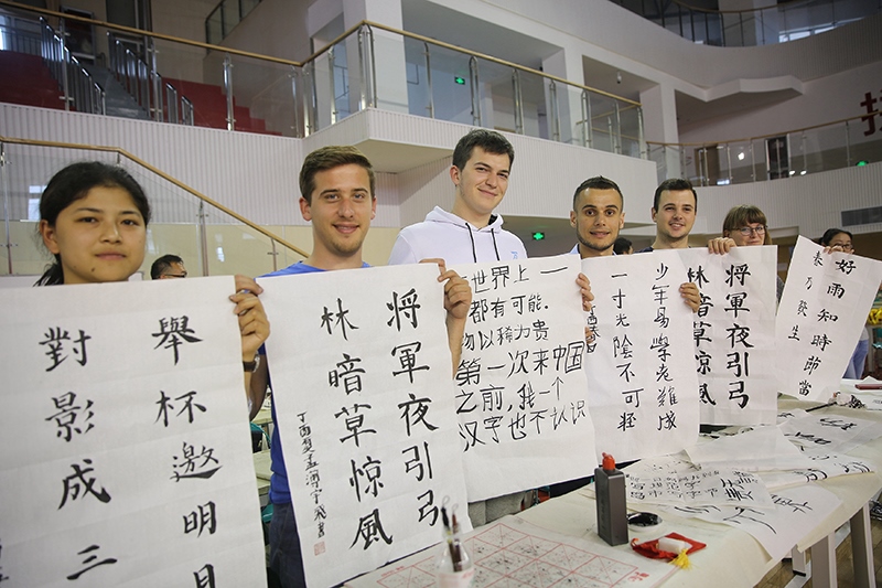 2017年6月5日，來(lái)自青島大學(xué)和中國(guó)石油大學(xué)（華東）的外國(guó)留學(xué)生在展示現(xiàn)場(chǎng)完成的書(shū)法作品。