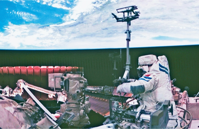 黨的十八大以來，我國科技事業(yè)取得歷史性成就、發(fā)生歷史性變革，科技自立自強成果持續(xù)涌現(xiàn)。圖為2024年7月3日在北京航天飛行控制中心拍攝的神舟十八號航天員李聰在空間站組合體艙外作業(yè)的畫面。 新華社記者 郭中正/攝