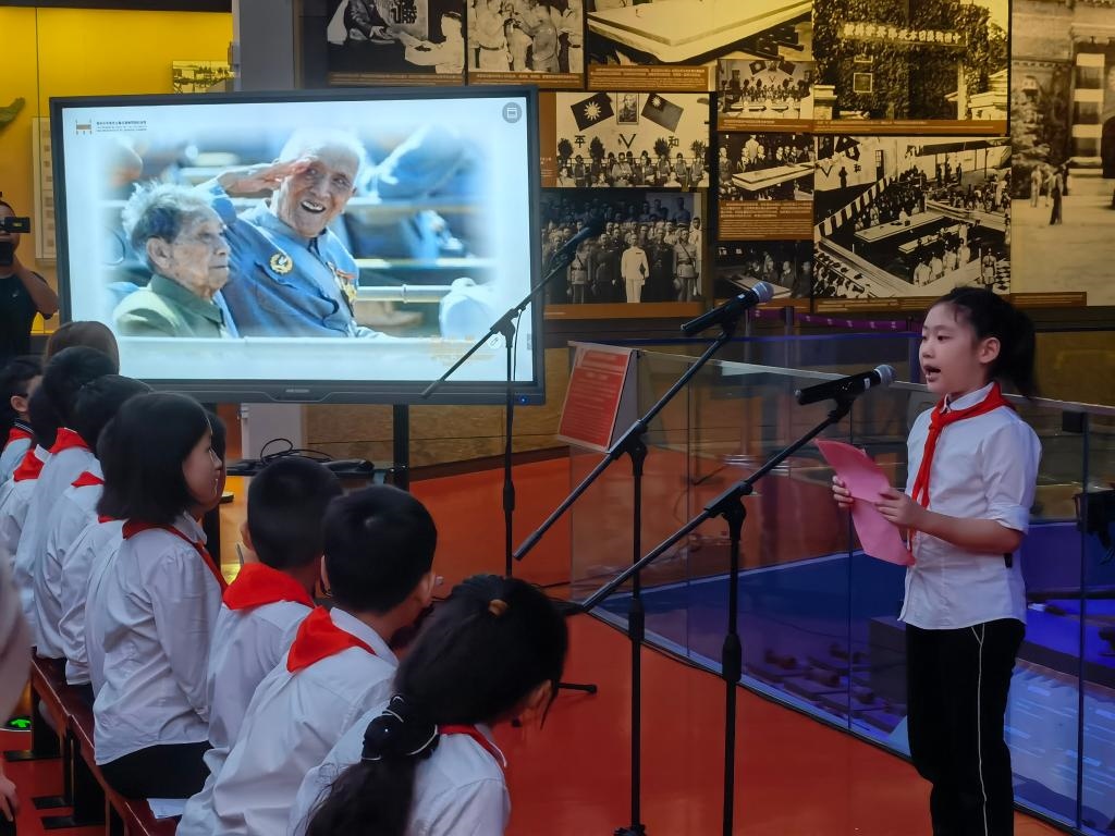 南京市科睿小學二年級學生章若初為大家講述抗戰(zhàn)老兵手印的故事。 新華社記者 邱冰清 攝