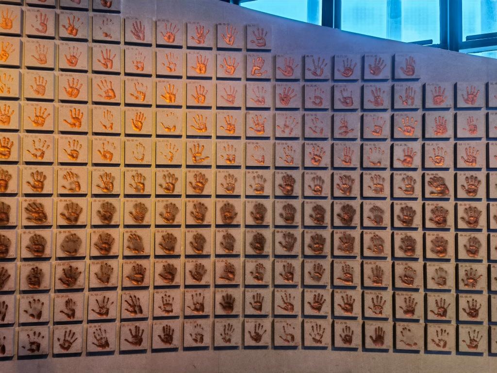 圖為侵華日軍南京大屠殺遇難同胞紀念館“三個必勝”展廳排列的648個鮮紅的手印（局部）。新華社記者 邱冰清 攝